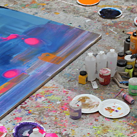 Peinture au 
sol dans l'atelier d'Alice Mauchamp